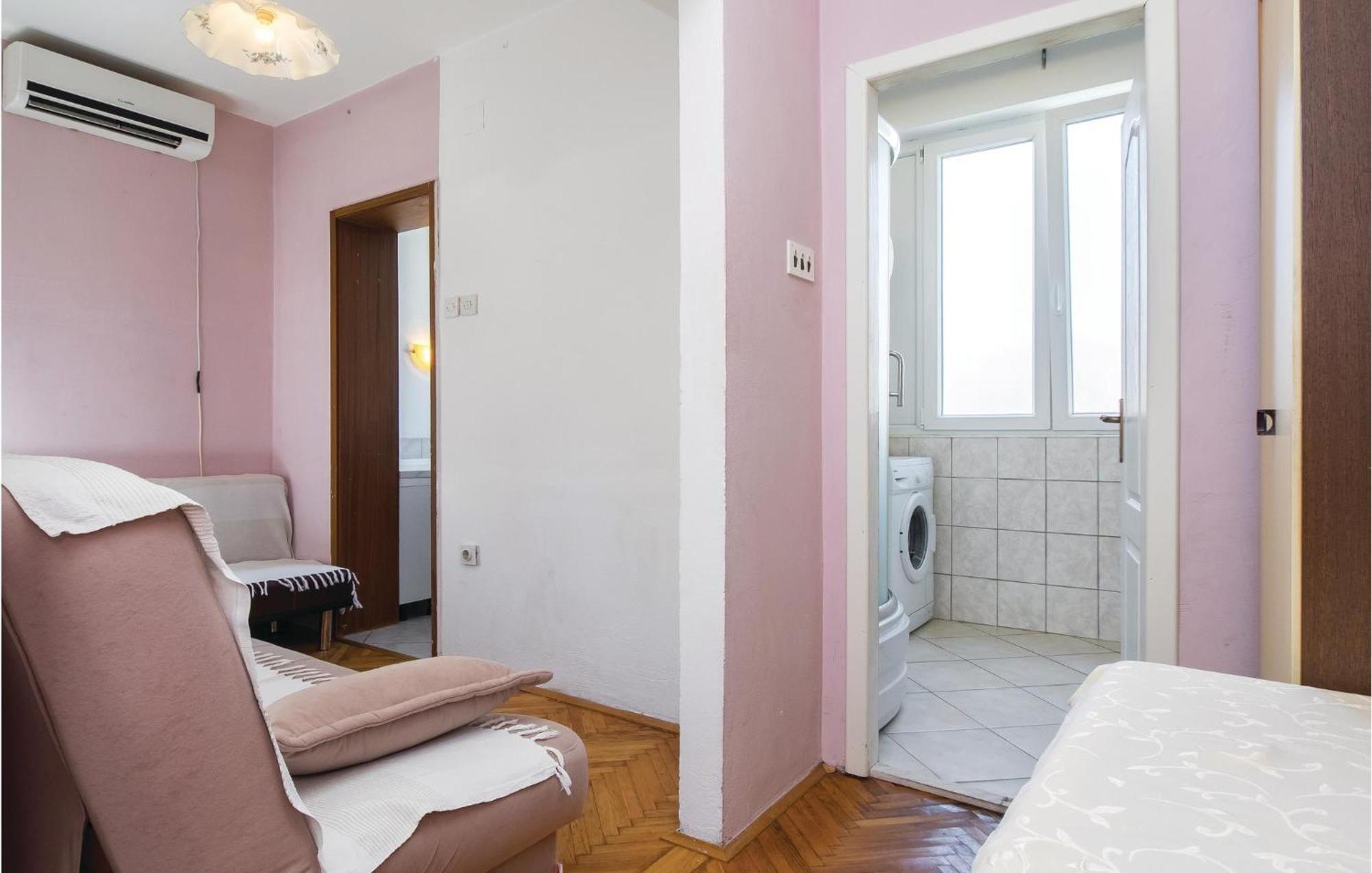 Amazing Apartment In Split With Kitchen Екстериор снимка
