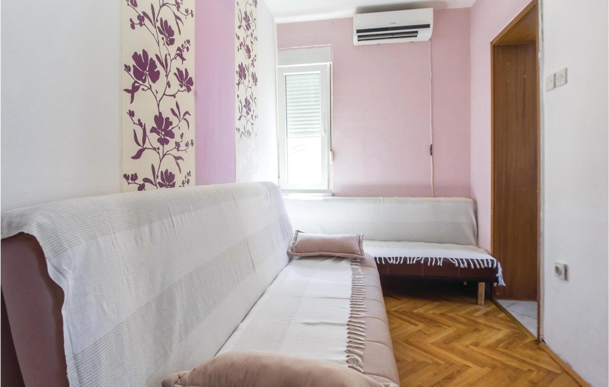 Amazing Apartment In Split With Kitchen Екстериор снимка